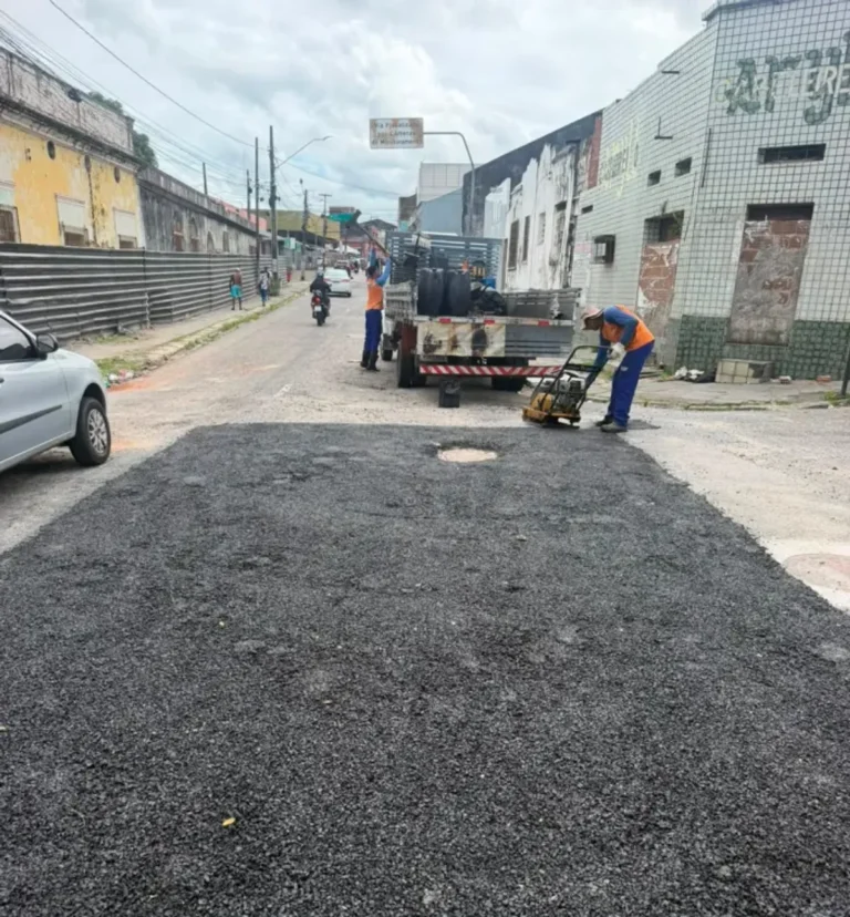 Equipe da prefeitura realizando operação tapa-buraco em rua de João Pessoa