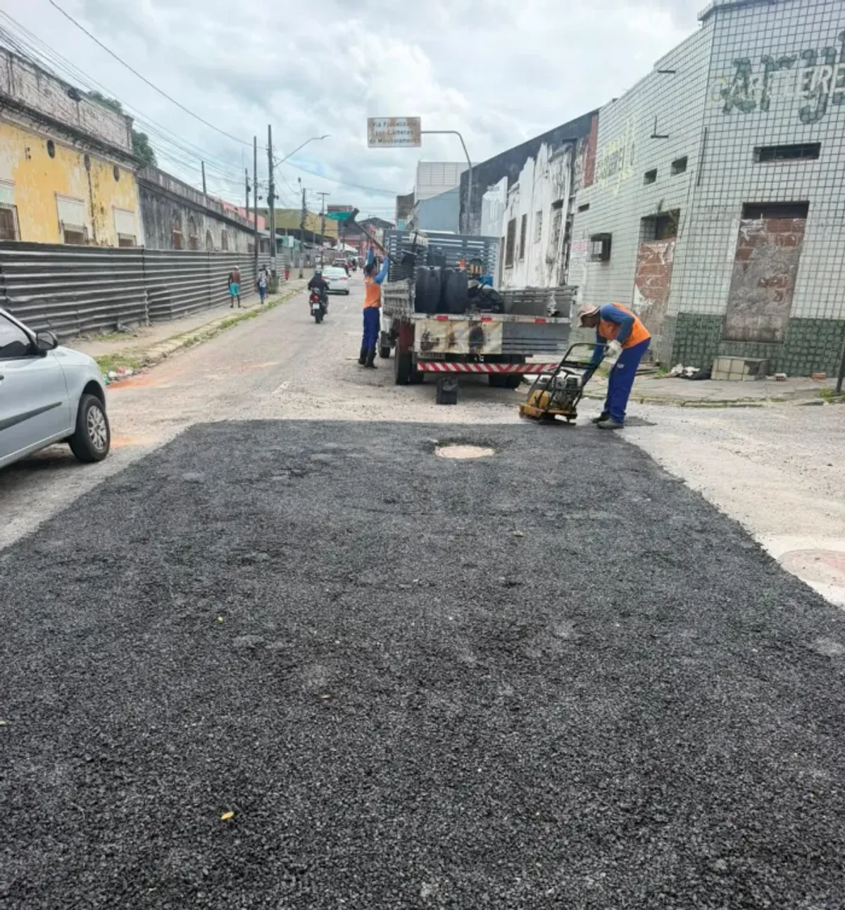Equipe da prefeitura realizando operação tapa-buraco em rua de João Pessoa