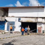 Marquise desaba em prédio comercial e residencial em Campina Grande