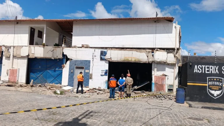 Marquise desaba em prédio comercial e residencial em Campina Grande