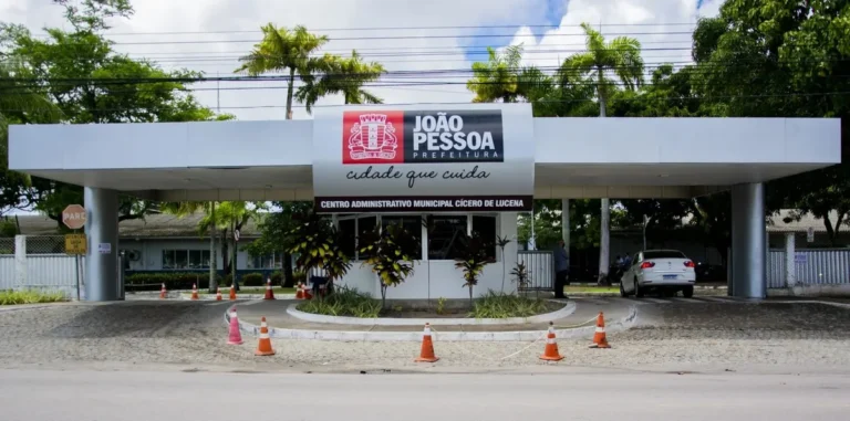 Prédio da Prefeitura de João Pessoa em dia claro
