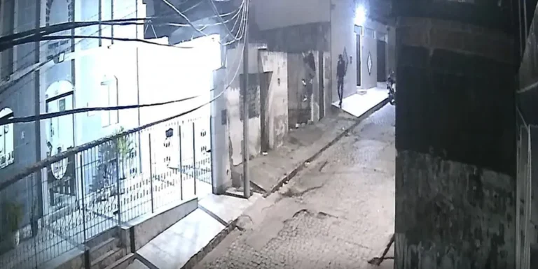 Viatura da Polícia Civil em frente a residência em Campina Grande após prisão de suspeito de assalto.