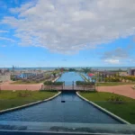 Fachada imponente do Tauá Resort em João Pessoa, destacando sua arquitetura moderna e paisagismo exuberante à beira-mar.