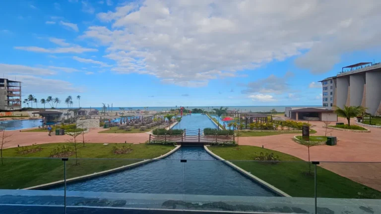 Fachada imponente do Tauá Resort em João Pessoa, destacando sua arquitetura moderna e paisagismo exuberante à beira-mar.