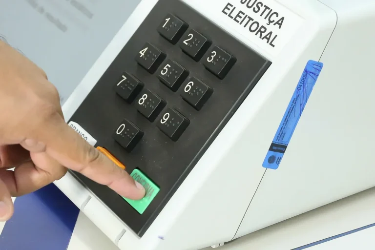 Eleitor solicita voto em trânsito em cartório eleitoral na Paraíba