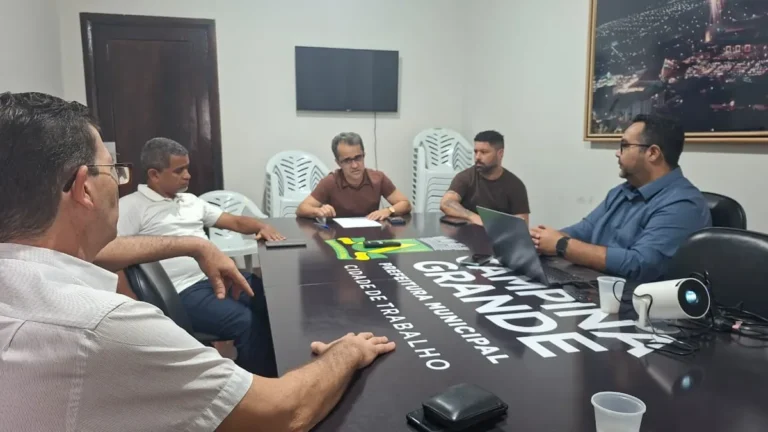 Cientistas trabalhando em laboratório de desenvolvimento de medicamentos à base de cannabis medicinal