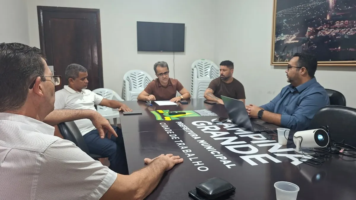 Cientistas trabalhando em laboratório de desenvolvimento de medicamentos à base de cannabis medicinal