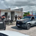 Cena de confronto policial em Bayeux com viaturas e ambulâncias.