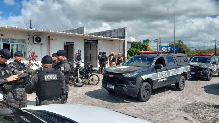 Cena de confronto policial em Bayeux com viaturas e ambulâncias.