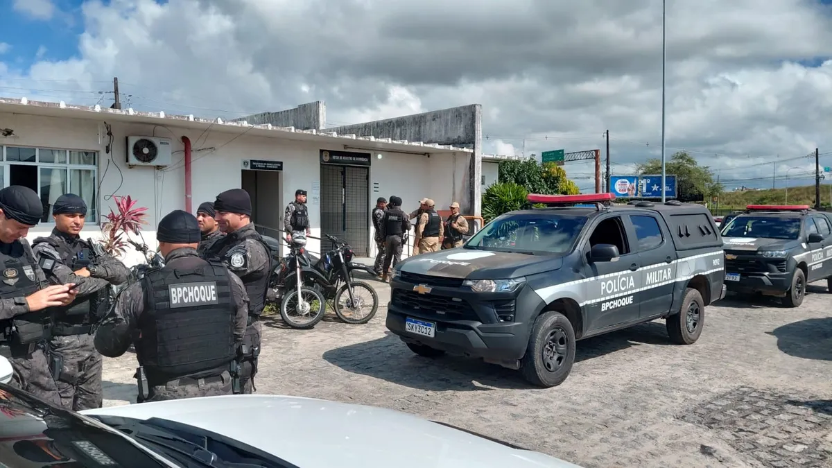 Cena de confronto policial em Bayeux com viaturas e ambulâncias.