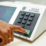 Candidatos ao Governo da Paraíba em evento de campanha com destaque para os times Botafogo-PB e Flamengo.