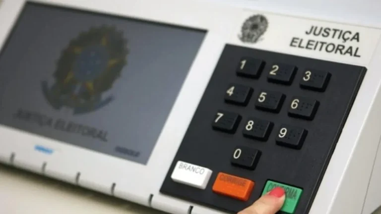 Urna eletrônica sendo utilizada em uma eleição para deputado federal na Paraíba.