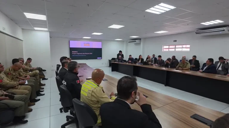 Autoridades militares e da Justiça Eleitoral da Paraíba em reunião para planejar a segurança das Eleições 2026.