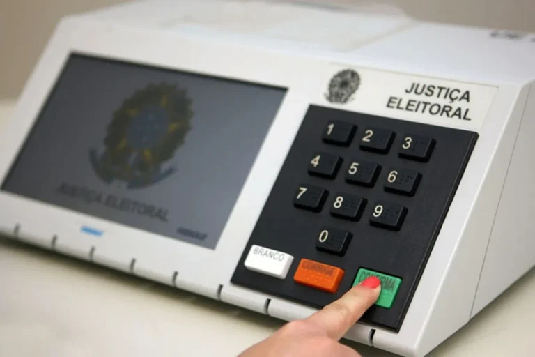 Eleitores com dificuldade de locomoção embarcando em ônibus gratuito para votar.