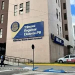 Balança da justiça em destaque em uma sala de tribunal na Paraíba, simbolizando decisões judiciais em processos eleitorais.