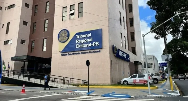 Balança da justiça em destaque em uma sala de tribunal na Paraíba, simbolizando decisões judiciais em processos eleitorais.