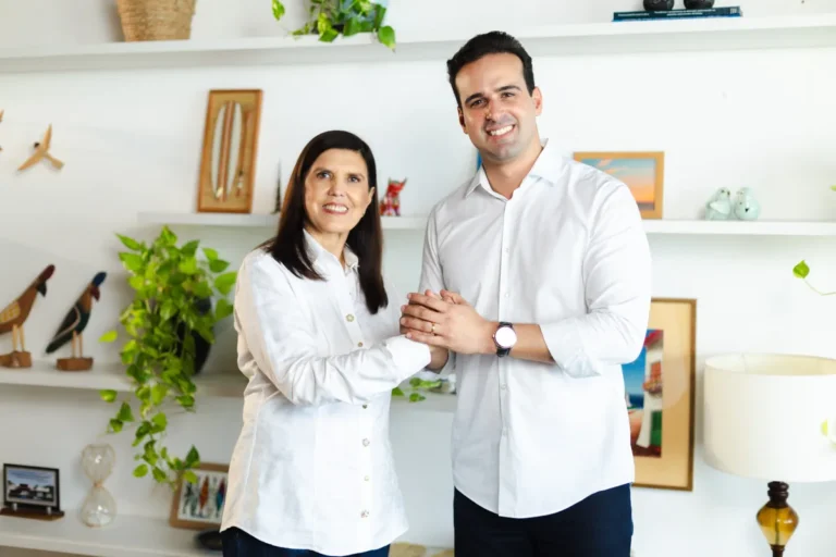 Lucas Ribeiro e Lígia Feliciano em evento de anúncio de candidatura a vice-governadora na Paraíba