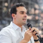Governador Lucas Ribeiro acena para público em evento na Paraíba