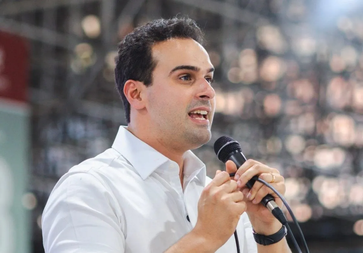 Governador Lucas Ribeiro acena para público em evento na Paraíba