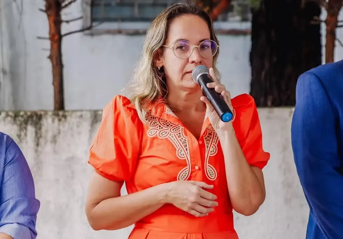 Prédio do Tribunal Regional Eleitoral sob luz dourada do amanhecer.