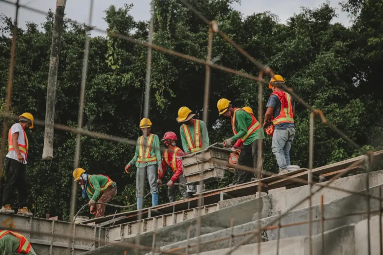 Canteiro de obras na Paraíba com trabalhadores em atividade