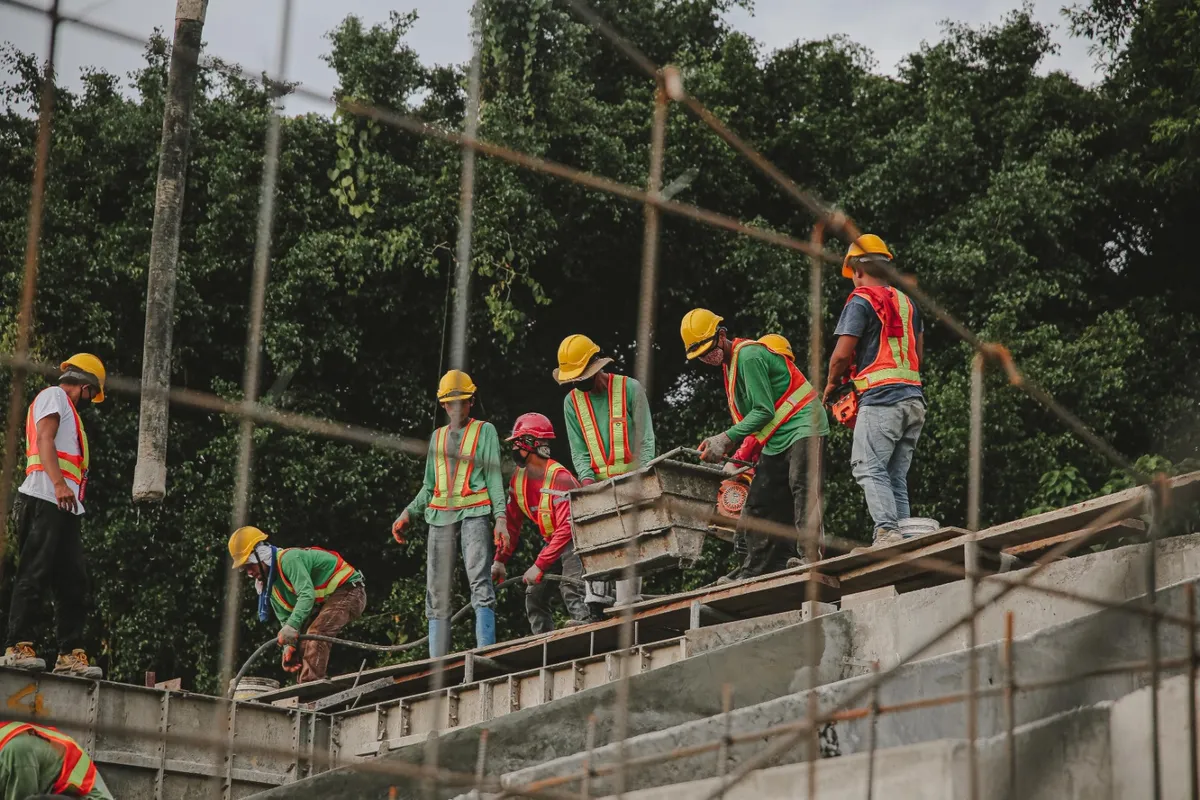 Canteiro de obras na Paraíba com trabalhadores em atividade