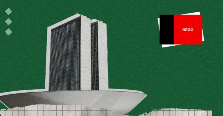 Fachada do Congresso Nacional em Brasília sob luz natural.
