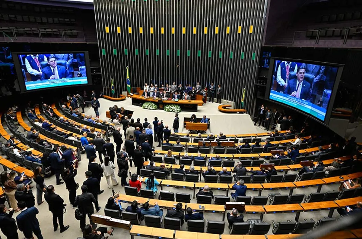 Plenário do Senado Federal com senadores em debate
