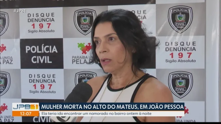 Viatura policial em frente a residência em João Pessoa após prisão por feminicídio