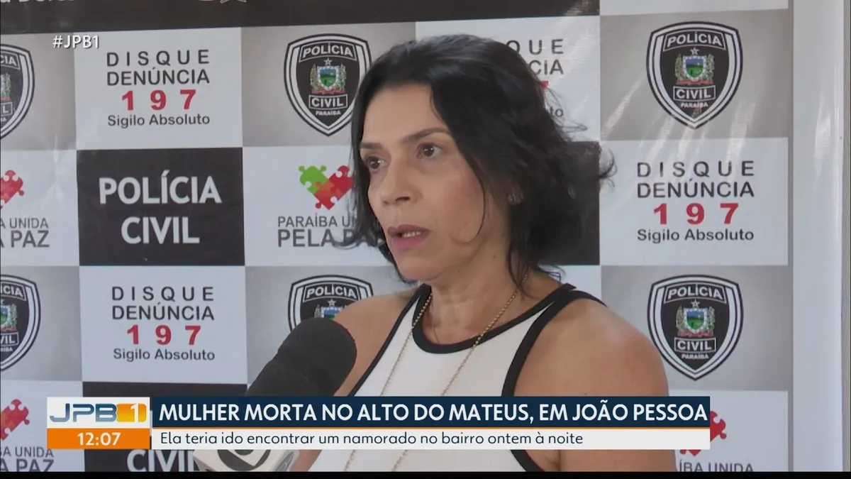 Viatura policial em frente a residência em João Pessoa após prisão por feminicídio