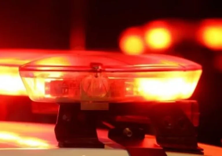 Cena de acidente grave na PB-079 entre moto e caminhonete em Areia, Paraíba.