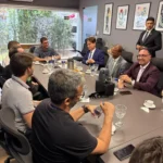 Autoridades da Prefeitura de Campina Grande e do TRE-PB durante assinatura de acordo de cooperação
