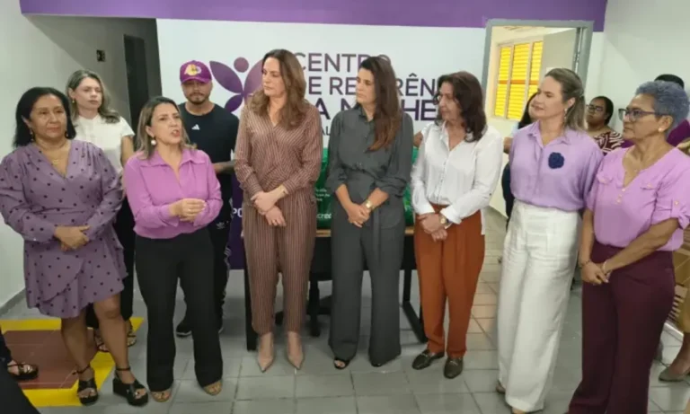 Fachada e equipe do Centro de Referência da Mulher em João Pessoa durante evento comemorativo.