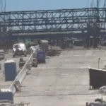 Equipes de emergência trabalham no local do acidente da Ponte do Futuro