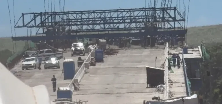 Equipes de emergência trabalham no local do acidente da Ponte do Futuro