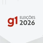 Urna eletrônica exibindo lista de candidatos em uma eleição oficial.