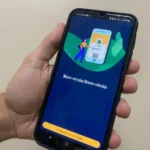 Smartphone exibindo o aplicativo e-Título para consulta de locais de votação