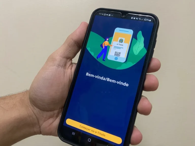Smartphone exibindo o aplicativo e-Título para consulta de locais de votação
