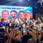 Hugo Motta discursando em comício político na Paraíba
