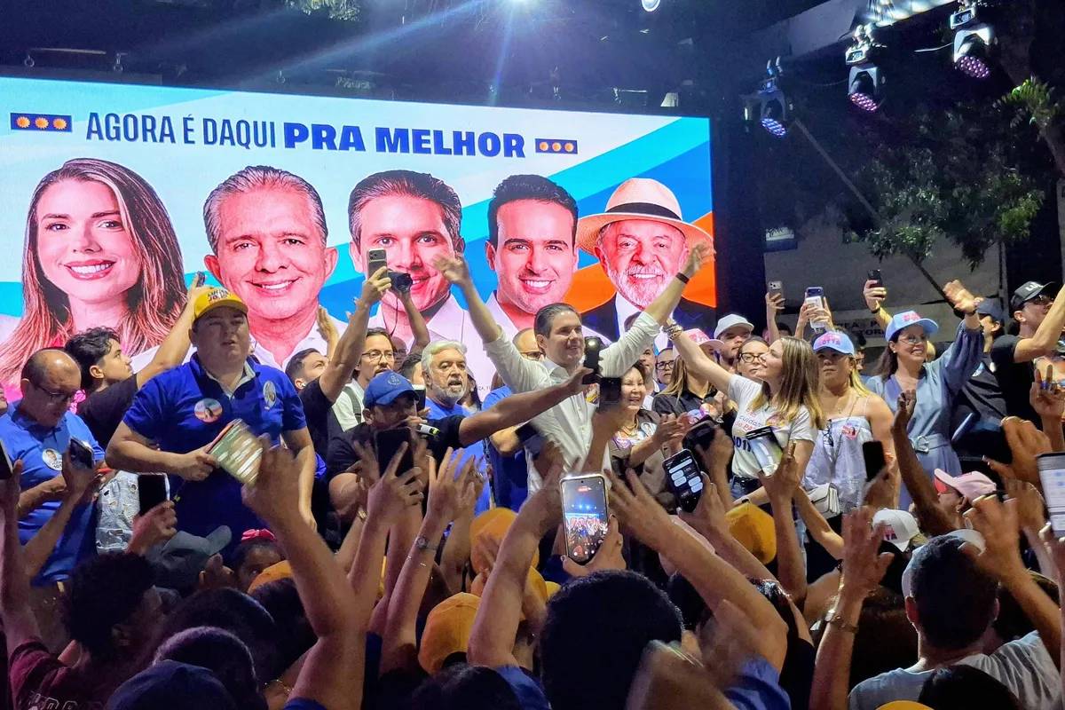 Hugo Motta discursando em comício político na Paraíba