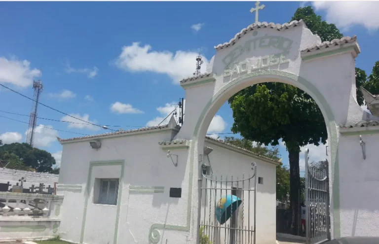 Entrada de cemitério isolada pela polícia após crime em João Pessoa