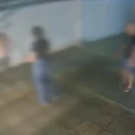Fachada de residencial em João Pessoa com presença de viatura policial após caso de violência doméstica