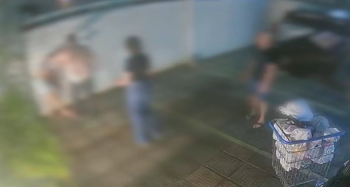 Fachada de residencial em João Pessoa com presença de viatura policial após caso de violência doméstica