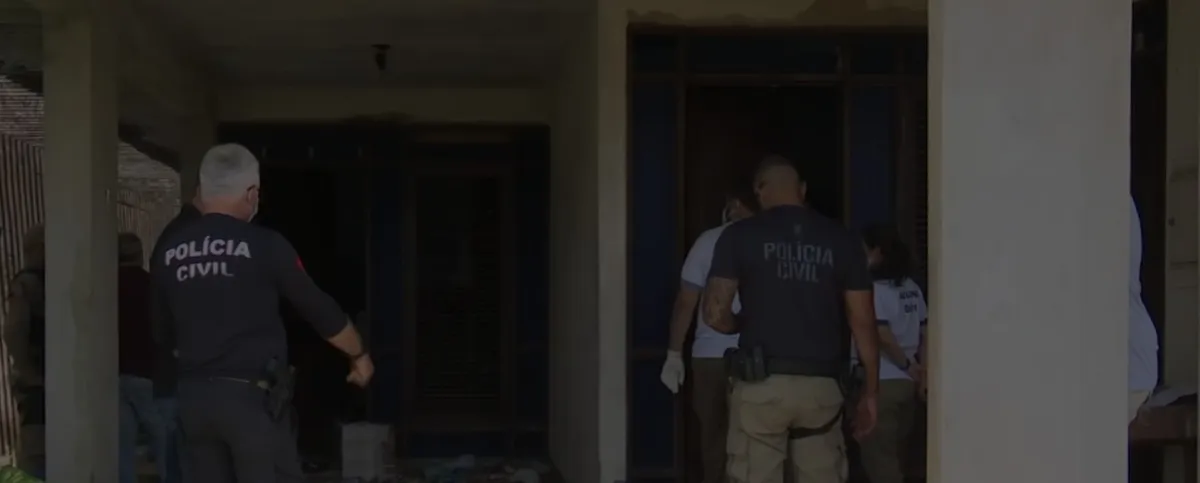 Fachada de casa em João Pessoa com sinais de abandono.