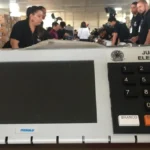 Técnicos do TRE-PB durante procedimento de geração de mídias para urnas eletrônicas.