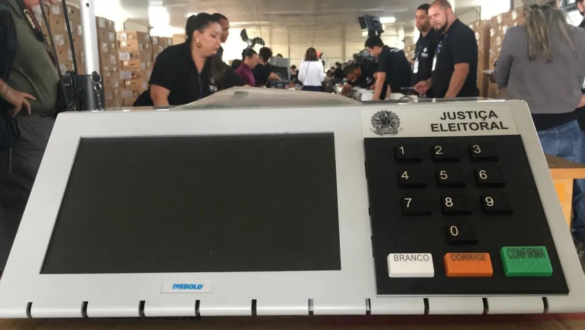 Técnicos do TRE-PB durante procedimento de geração de mídias para urnas eletrônicas.