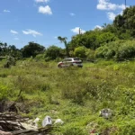 Local de mata isolado pela polícia em João Pessoa após descoberta de evidências criminais