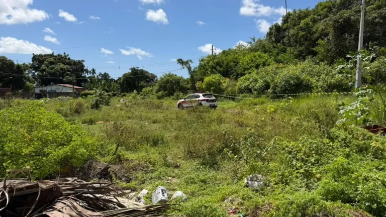 Local de mata isolado pela polícia em João Pessoa após descoberta de evidências criminais