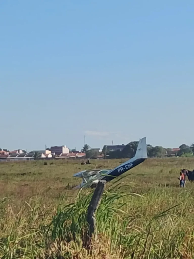 Avião de pequeno porte após pouso forçado em João Pessoa