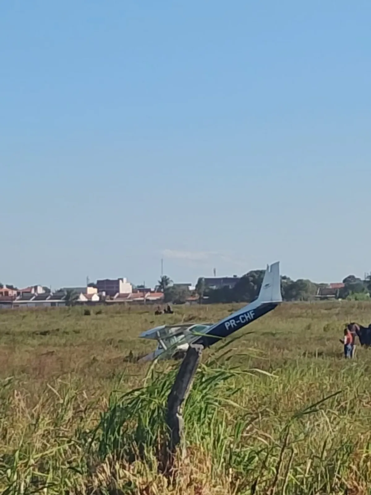 Avião de pequeno porte após pouso forçado em João Pessoa